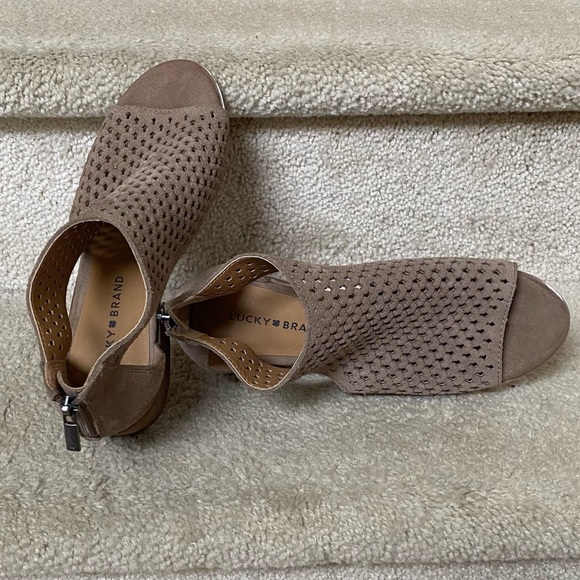 LUCKY BRAND LP- “NACRIA”PERFORATED/OPEN TOED / SUEDE SHOES /TAN / 8M/ EUC. - Picture 5 of 6